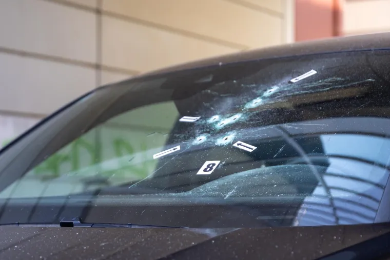 Ovo je propucani auto sportskog direktora Osijeka: U staklu su rupe od sedam metaka