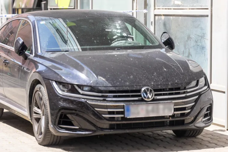 Ovo je propucani auto sportskog direktora Osijeka: U staklu su rupe od sedam metaka