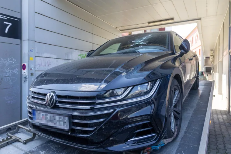 Ovo je propucani auto sportskog direktora Osijeka: U staklu su rupe od sedam metaka