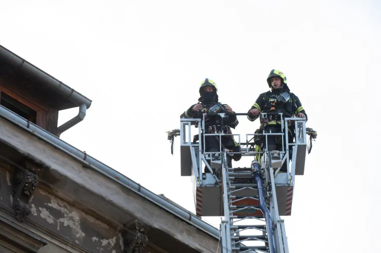 Zapalio se stan u sredi&scaron;tu Zagreba, stranac pobjegao na krov: Spa&scaron;avali ga vatrogasci