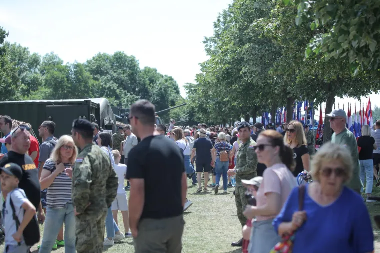 Hrpa naoružanja, tenkova, vojnika i dobre atmosfere. Ovako su najmlađi, ali i oni stariji uživali na Jarunu