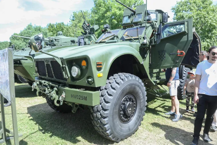 Hrpa naoružanja, tenkova, vojnika i dobre atmosfere. Ovako su najmlađi, ali i oni stariji uživali na Jarunu