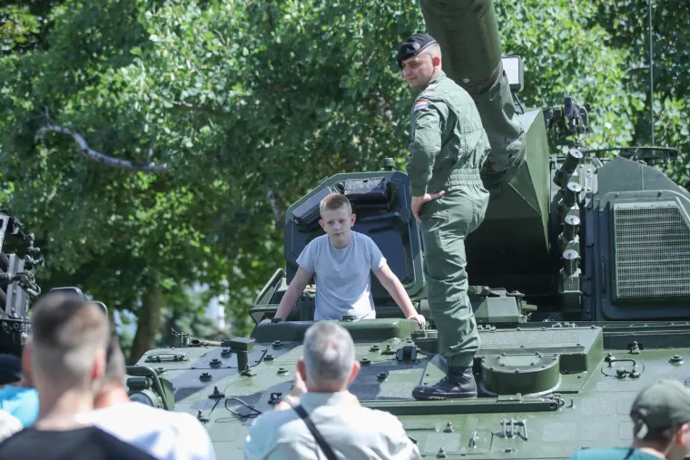 Hrpa naoružanja, tenkova, vojnika i dobre atmosfere. Ovako su najmlađi, ali i oni stariji uživali na Jarunu