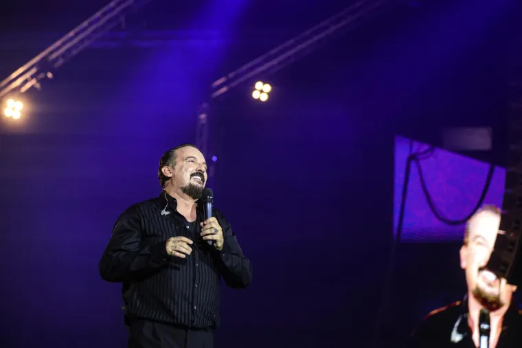  &quot;Nema više utega jer nemam više uopće taj teret. Ispast će sto posto super zato što potpuno vjerujem onom trenutku kad publika preuzme stvar u svoje ruke, onda je na meni samo da surfam na tom valu i to je... To su nevjerojatne emocije ljubavi koje ja dobivam natrag od svih tih godina. I baš sad uživam u ovom trenutku u mojoj karijeri baš u ovim godinama uživamo najviše&quot;, rekao je Cetinski za RTL.