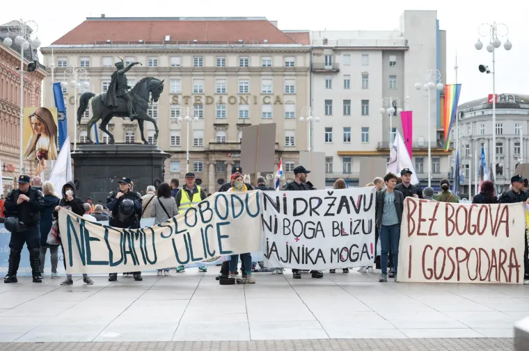 Ovako je jutros izgledao centar Zagreba: Molitelji naišli na konkurenciju protuprosvjednika