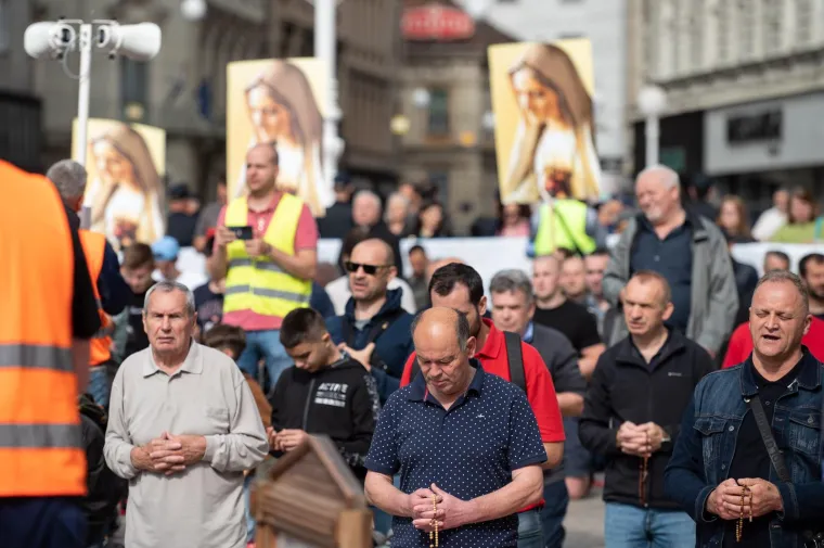 Ovako je jutros izgledao centar Zagreba: Molitelji naišli na konkurenciju protuprosvjednika
