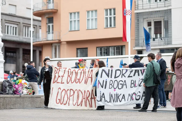 Ovako je jutros izgledao centar Zagreba: Molitelji naišli na konkurenciju protuprosvjednika