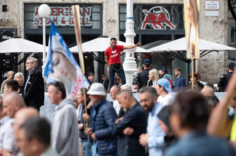 Ovako je jutros izgledao centar Zagreba: Molitelji naišli na konkurenciju protuprosvjednika