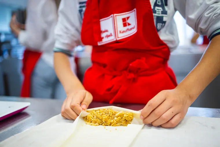 &Scaron;tićenice Centra za djecu Zagreb uspje&scaron;no su savladale osnove kuhanja te su im uručeni certifikati o pohađanju Kaufland &scaron;kole kuhanja