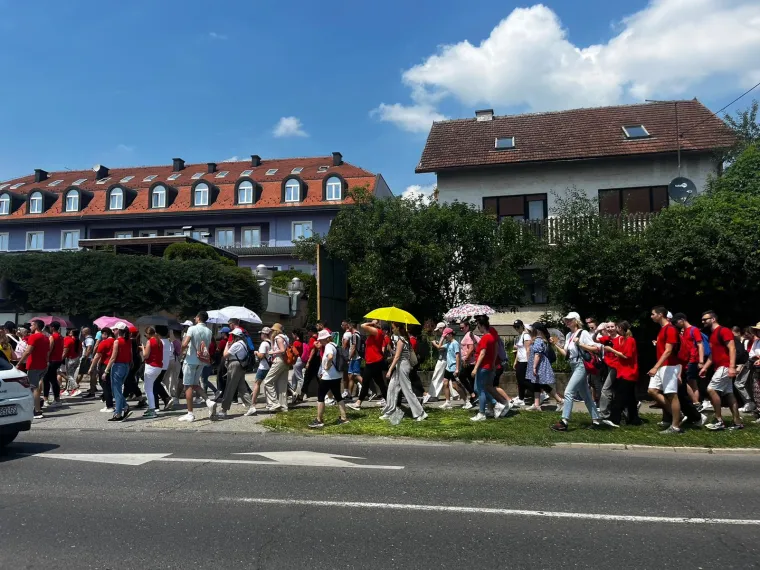 Tisuće vjernika na Antunovskom hodu mladih. Evo kako su ih vatrogasci iznenadili u Sesvetama