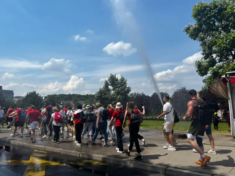 Tisuće vjernika na Antunovskom hodu mladih. Evo kako su ih vatrogasci iznenadili u Sesvetama