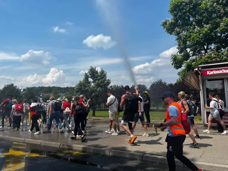Tisuće vjernika na Antunovskom hodu mladih. Evo kako su ih vatrogasci iznenadili u Sesvetama