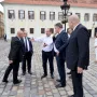 Muškarac se zapalio ispred Vlade, liječnici mu se bore za život!