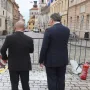 Muškarac se zapalio ispred Vlade, liječnici mu se bore za život!