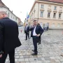 Muškarac se zapalio ispred Vlade, liječnici mu se bore za život!