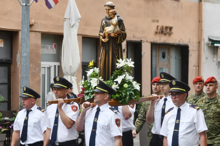Ljiljani i procesije: Vjernici diljem zemlje slave Antunovo. U crkvi i Josipa ex Rimac u dizajnerskim krpicama