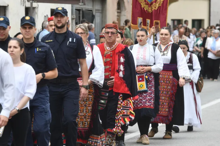 Ljiljani i procesije: Vjernici diljem zemlje slave Antunovo. U crkvi i Josipa ex Rimac u dizajnerskim krpicama