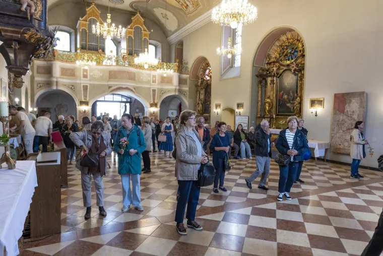 Ljiljani i procesije: Vjernici diljem zemlje slave Antunovo. U crkvi i Josipa ex Rimac u dizajnerskim krpicama