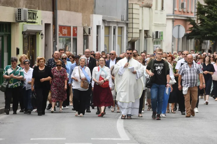 Ljiljani i procesije: Vjernici diljem zemlje slave Antunovo. U crkvi i Josipa ex Rimac u dizajnerskim krpicama