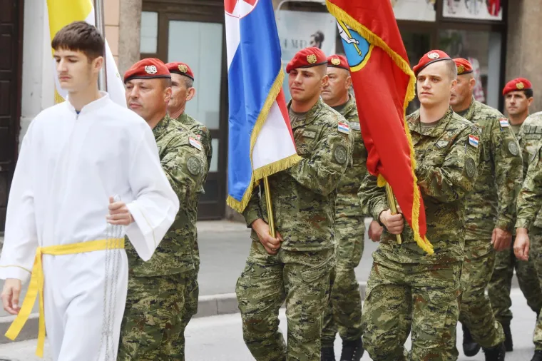 Ljiljani i procesije: Vjernici diljem zemlje slave Antunovo. U crkvi i Josipa ex Rimac u dizajnerskim krpicama