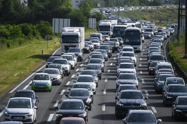 BMW za 700, Audi za 200 eura. Ima tu i traktora i tegljača. Evo što sve država prodaje