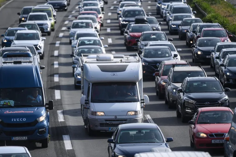 BMW za 700, Audi za 200 eura. Ima tu i traktora i tegljača. Evo &scaron;to sve država prodaje