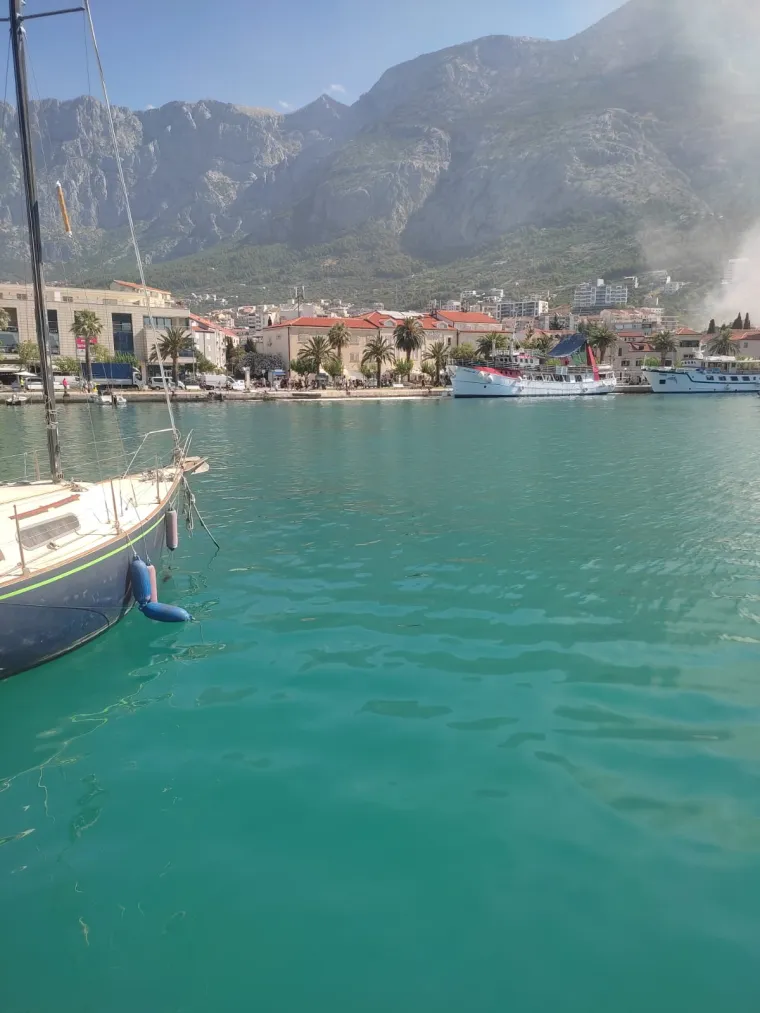 U noći gorjela jahta vrijedna 3 milijuna eura, brzom reakcijom građana i vatrogasaca spriječena još veća tragedija