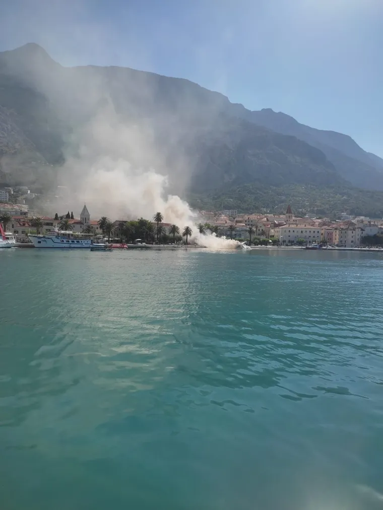 U noći gorjela jahta vrijedna 3 milijuna eura, brzom reakcijom građana i vatrogasaca spriječena još veća tragedija