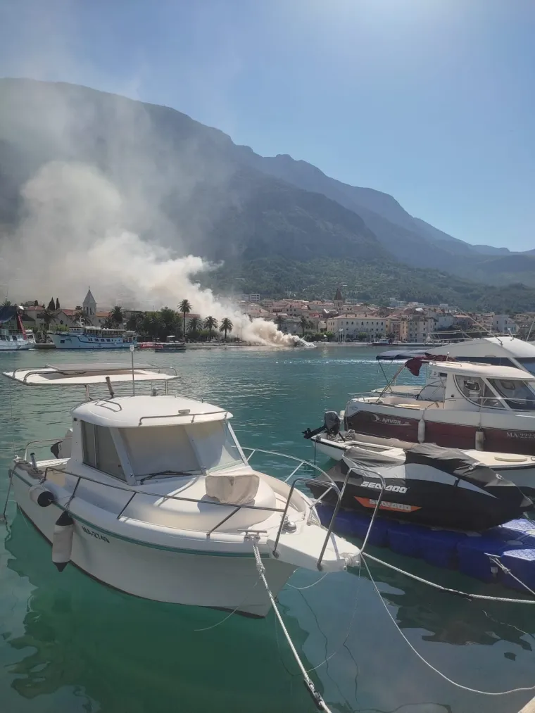 U noći gorjela jahta vrijedna 3 milijuna eura, brzom reakcijom građana i vatrogasaca spriječena još veća tragedija
