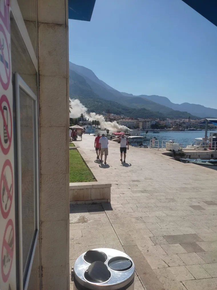 U noći gorjela jahta vrijedna 3 milijuna eura, brzom reakcijom građana i vatrogasaca spriječena još veća tragedija