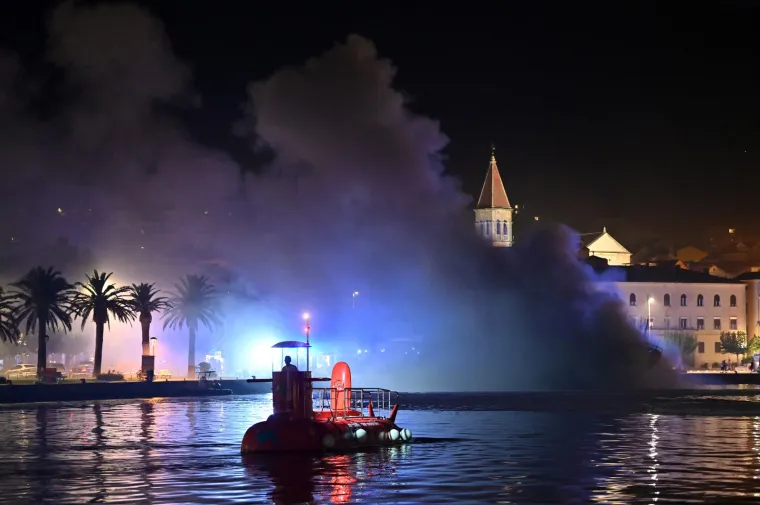 U noći gorjela jahta vrijedna 3 milijuna eura, brzom reakcijom građana i vatrogasaca spriječena još veća tragedija