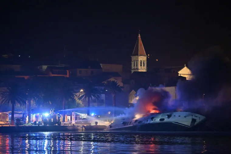 U noći gorjela jahta vrijedna 3 milijuna eura, brzom reakcijom građana i vatrogasaca spriječena još veća tragedija