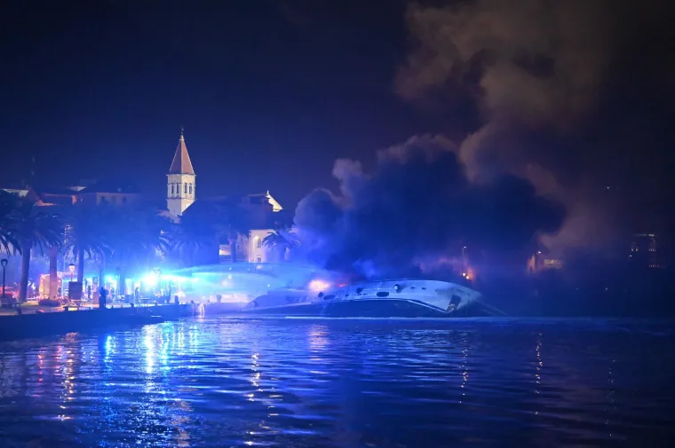 U noći gorjela jahta vrijedna 3 milijuna eura, brzom reakcijom građana i vatrogasaca spriječena još veća tragedija