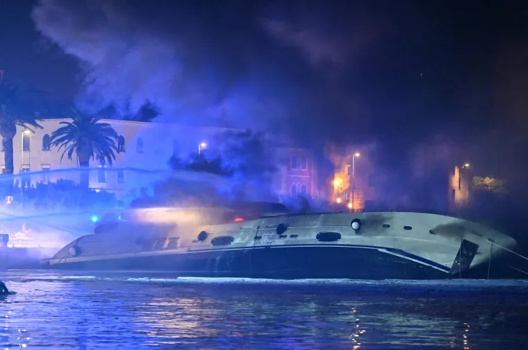 U noći gorjela jahta vrijedna 3 milijuna eura, brzom reakcijom građana i vatrogasaca spriječena još veća tragedija