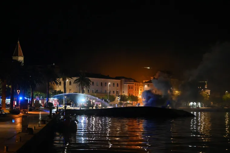 U noći gorjela jahta vrijedna 3 milijuna eura, brzom reakcijom građana i vatrogasaca spriječena još veća tragedija