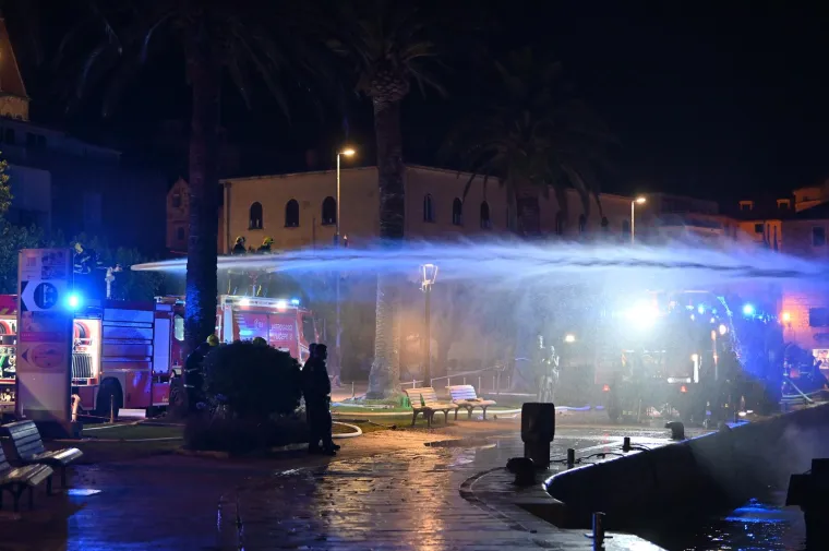 U noći gorjela jahta vrijedna 3 milijuna eura, brzom reakcijom građana i vatrogasaca spriječena još veća tragedija