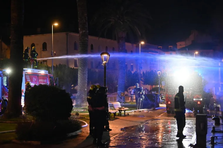 U noći gorjela jahta vrijedna 3 milijuna eura, brzom reakcijom građana i vatrogasaca spriječena još veća tragedija
