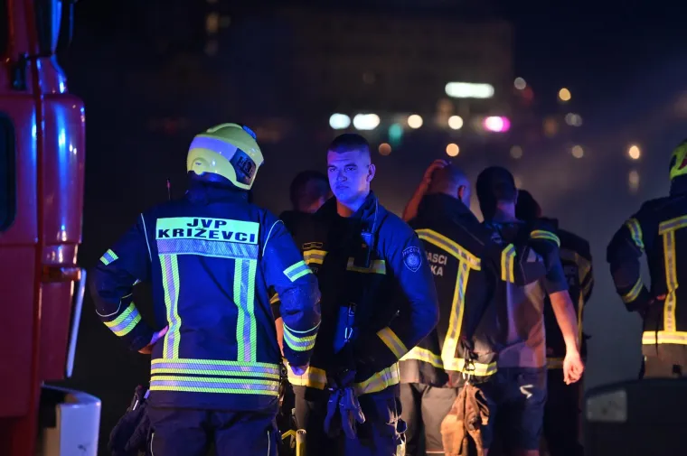 U noći gorjela jahta vrijedna 3 milijuna eura, brzom reakcijom građana i vatrogasaca spriječena još veća tragedija