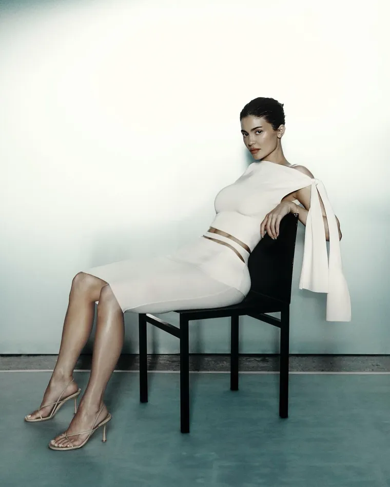 Kylie Jenner očarala fanove u bijelom: Pozirala u zanosnim kombinacijama