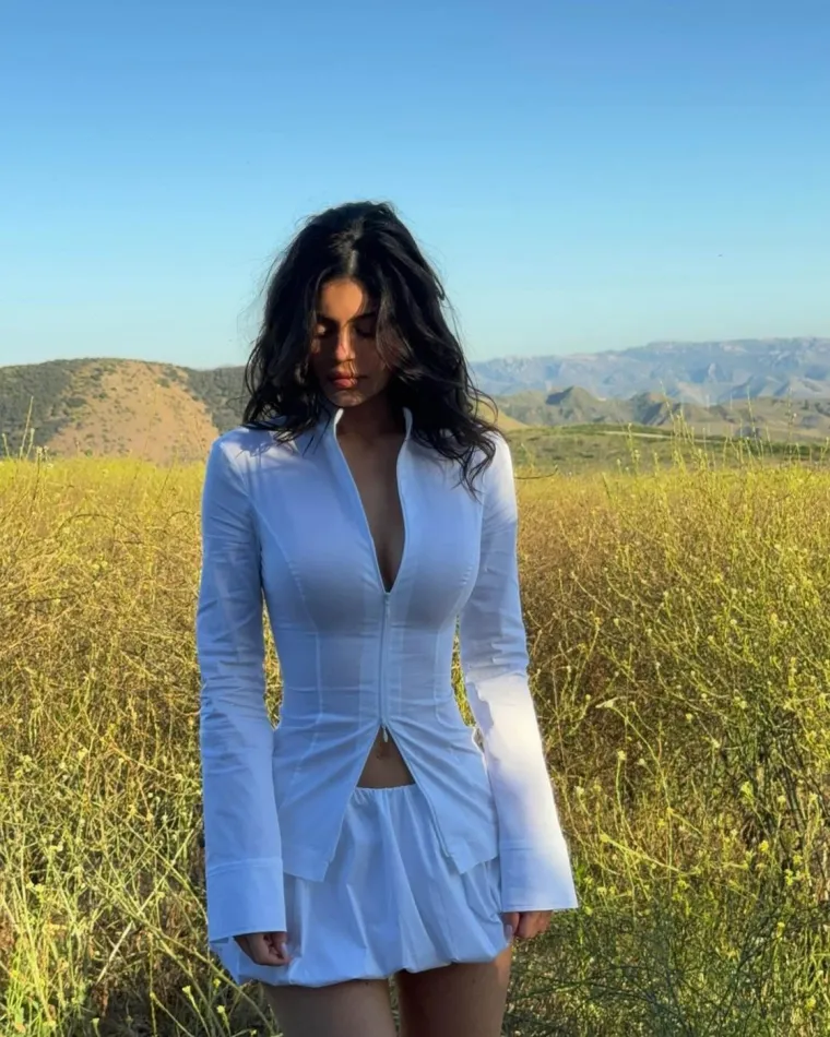Kylie Jenner očarala fanove u bijelom: Pozirala u zanosnim kombinacijama