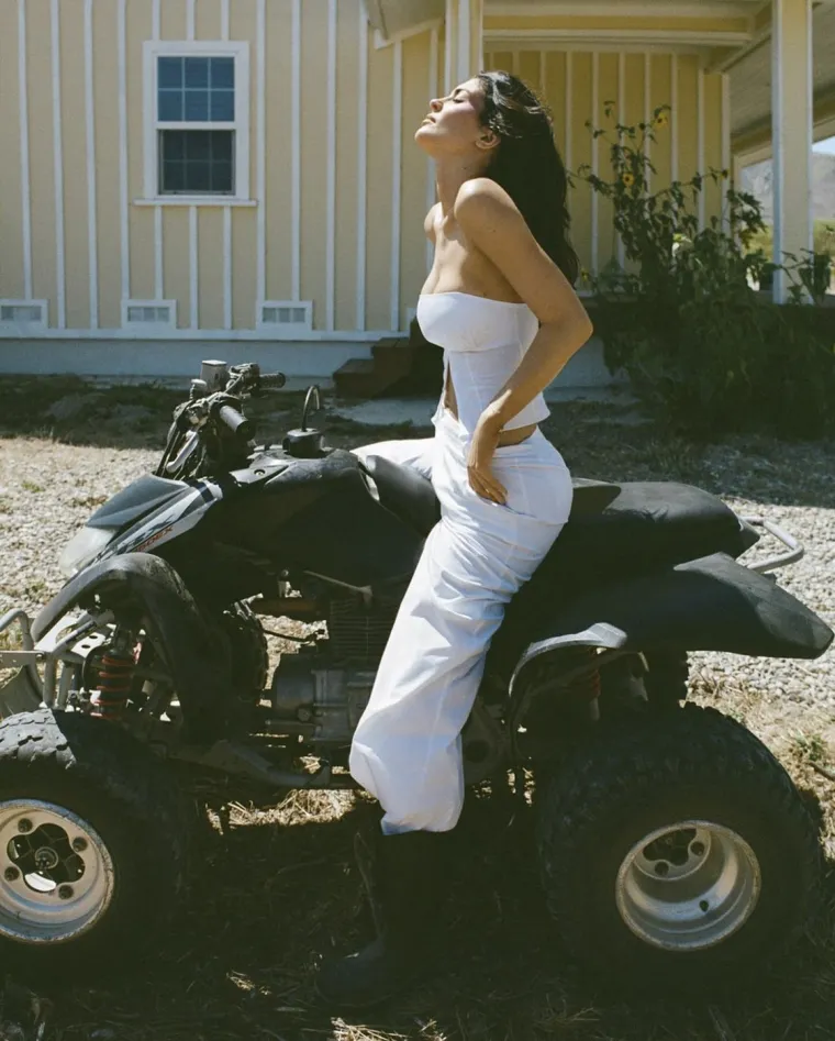 Kylie Jenner očarala fanove u bijelom: Pozirala u zanosnim kombinacijama