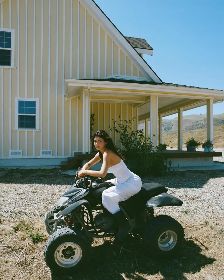 Kylie Jenner očarala fanove u bijelom: Pozirala u zanosnim kombinacijama