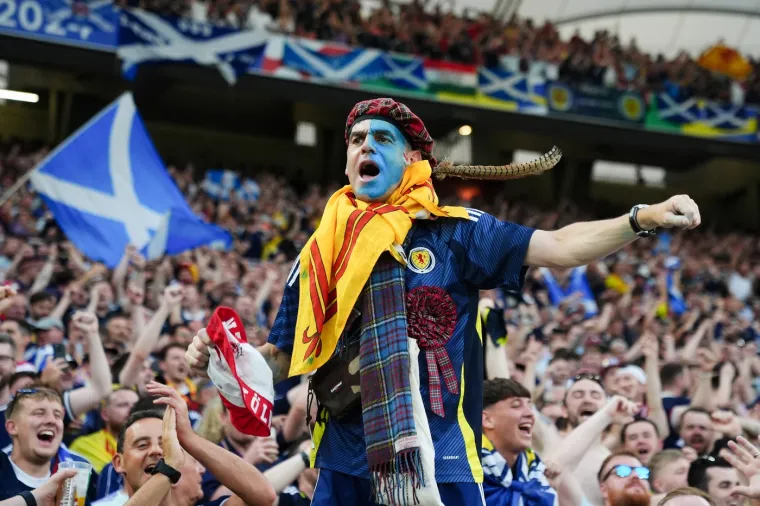 Od krumpirića do Super Maria: Pogledajte najkreativnije kostime navijača na Europskom prvenstvu