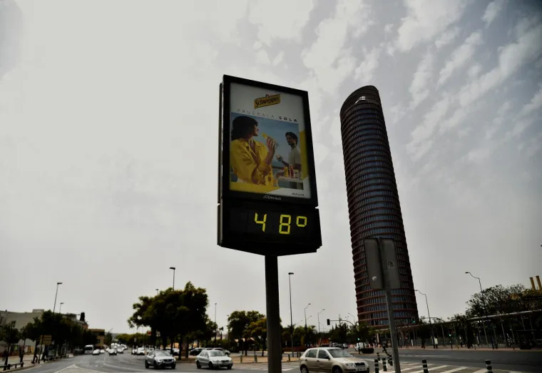 Živa je porasla u termometrima diljem zemlje, a temperatura 43,2 stupnja Celzijusa zabilježena je u gradu u središnjoj Španjolskoj, Almadenu. 