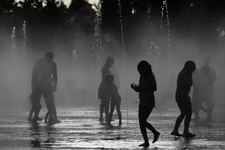 Osim vrućine, topli i prašnjavi afrički zrak uzrokuje maglovito nebo. Građani su upozoreni na tropske noći u dijelovima sjeverne središnje Španjolske, dok bi temperature mogle ostati iznad 25 stupnjeva Celzija u gradovima poput Madrida i Toleda, kao i dijelovima Andaluzije i Ekstremadure. No, očekuje se pad temperatura tijekom nadolazećeg vikenda.