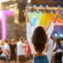 4. Odlazak na koncerte i festivale: Uživajte u omiljenoj glazbi i upoznajte nove ljude na glazbenim događanjima.
