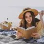6. Čitanje knjiga: Provedite vrijeme uz knjige koje ste oduvijek željeli pročitati, bilo na plaži ili u omiljenom kafiću.