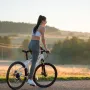 7. Vožnja bicikla: Biciklizam je odličan kardio trening koji jača mišiće nogu i stražnjice. Možete ga prakticirati u gradu, parku ili na dužim rutama.