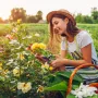 13. Rad u vrtu: Vrtlarenje je fizički zahtjevna aktivnost koja jača mišiće ruku, nogu i leđa. Iskopavanje, plijevljenje i sadnja sagorijevaju kalorije, a pritom uživate u prirodi.