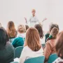 23. Radionice i seminari: Sudjelujte na radionicama i seminarima o temama koje vas zanimaju.